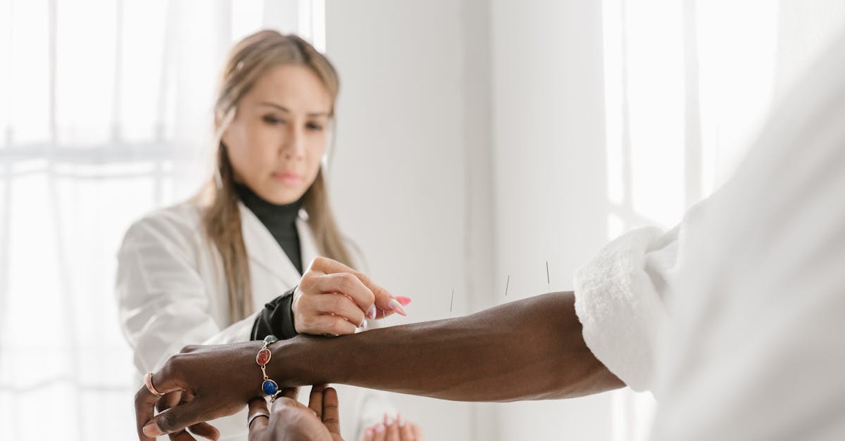 découvrez les bienfaits de l'acupression, une technique ancestrale qui utilise des points de pression pour soulager le stress, apaiser les douleurs et améliorer votre bien-être général. explorez cette méthode naturelle et efficace pour retrouver équilibre et harmonie.
