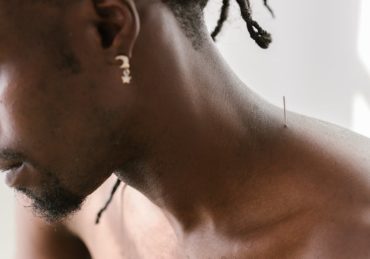 découvrez l'acupression, une technique millénaire issue de la médecine traditionnelle chinoise. améliorez votre bien-être en soulageant le stress, la douleur et en favorisant la détente grâce à des pressions ciblées sur des points stratégiques du corps.