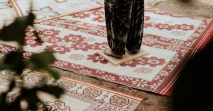 découvrez les bienfaits du tapis d'acupression, un outil naturel pour soulager le stress, améliorer la circulation sanguine et favoriser la relaxation. idéal pour une utilisation à domicile, il vous aide à retrouver équilibre et bien-être.