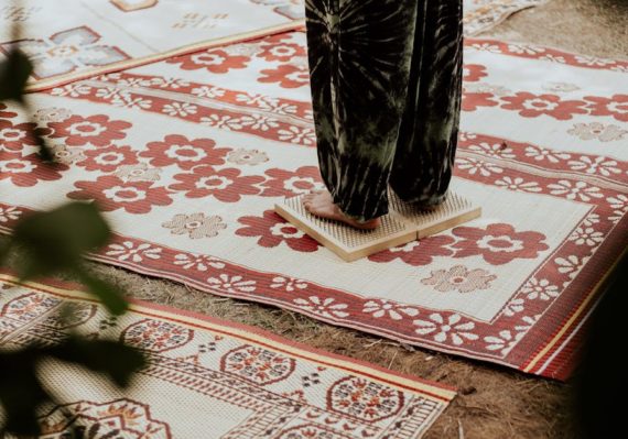 découvrez les bienfaits du tapis d'acupression, un outil naturel pour soulager le stress, améliorer la circulation sanguine et favoriser la relaxation. idéal pour une utilisation à domicile, il vous aide à retrouver équilibre et bien-être.