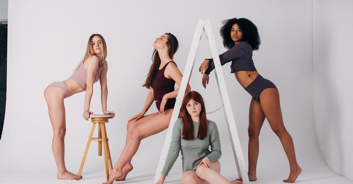 découvrez les dernières tendances en lingerie pour cette saison : styles, couleurs et matériaux à la mode qui allient confort et élégance. suivez nos conseils pour choisir des pièces qui sublimeront votre silhouette tout en reflétant votre personnalité.