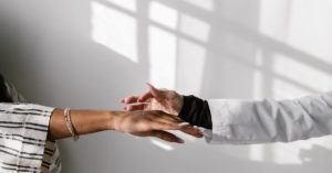découvrez l'acupressure, une technique de guérison naturelle qui utilise la pression sur des points spécifiques du corps pour soulager le stress, atténuer les douleurs et améliorer le bien-être général. explorez ses bienfaits et apprenez à l'intégrer dans votre routine de détente.