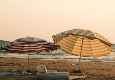 découvrez notre sélection d'accessoires de plage incontournables pour profiter pleinement de vos journées au soleil. tentes, serviettes, chaises et bien plus encore pour rendre vos moments à la mer inoubliables.