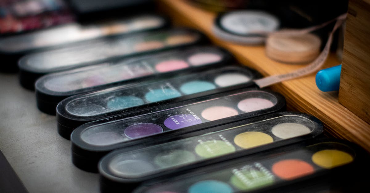 découvrez des astuces et des conseils pour organiser votre maquillage de manière optimale. transformez votre routine beauté en un espace ordonné et fonctionnel, tout en mettant en valeur vos produits préférés. idéal pour les passionnés de maquillage souhaitant allier praticité et esthétique.