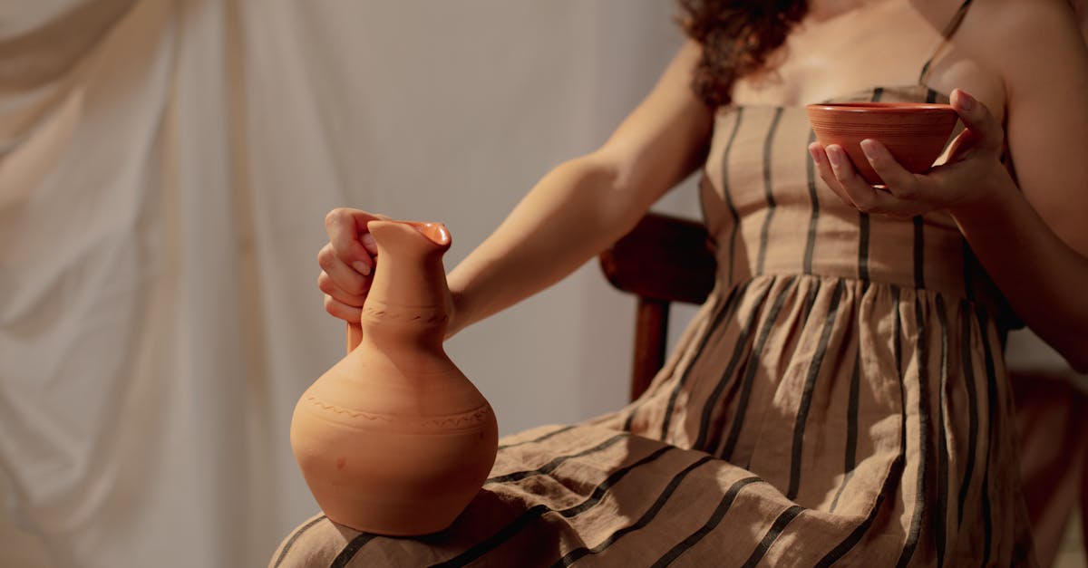 découvrez notre robe en terracotta, une pièce élégante et tendance qui apporte chaleur et style à votre garde-robe. parfaite pour toutes les occasions, elle met en valeur votre silhouette tout en offrant un confort inégalé. associez-la avec des accessoires minimalistes pour un look chic et sophistiqué.
