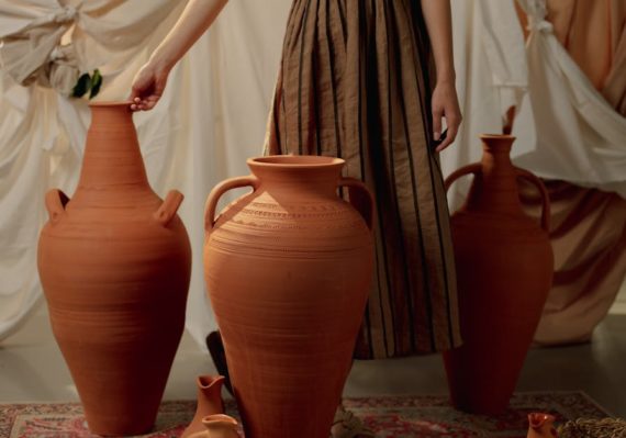 découvrez notre robe terracotta, alliant élégance et confort. parfaite pour toutes les occasions, elle mettra en valeur votre silhouette tout en ajoutant une touche de chaleur à votre garde-robe. craquez pour son design unique et ses couleurs tendance !