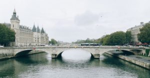 découvrez les dernières tendances de la mode française, des looks incontournables aux conseils de style chic pour adopter l'élégance parisienne au quotidien.