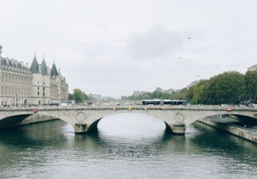 découvrez les dernières tendances de la mode française, des looks incontournables aux conseils de style chic pour adopter l'élégance parisienne au quotidien.